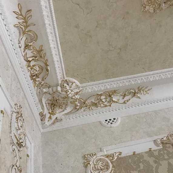 2972370173_gipsovaya-rozetka-potolochnaya ліпнина стелючи