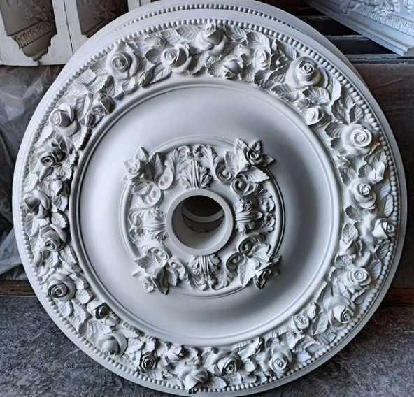 2973926934_gipsovaya-rozetka-potolochnaya ліпнина стелючи